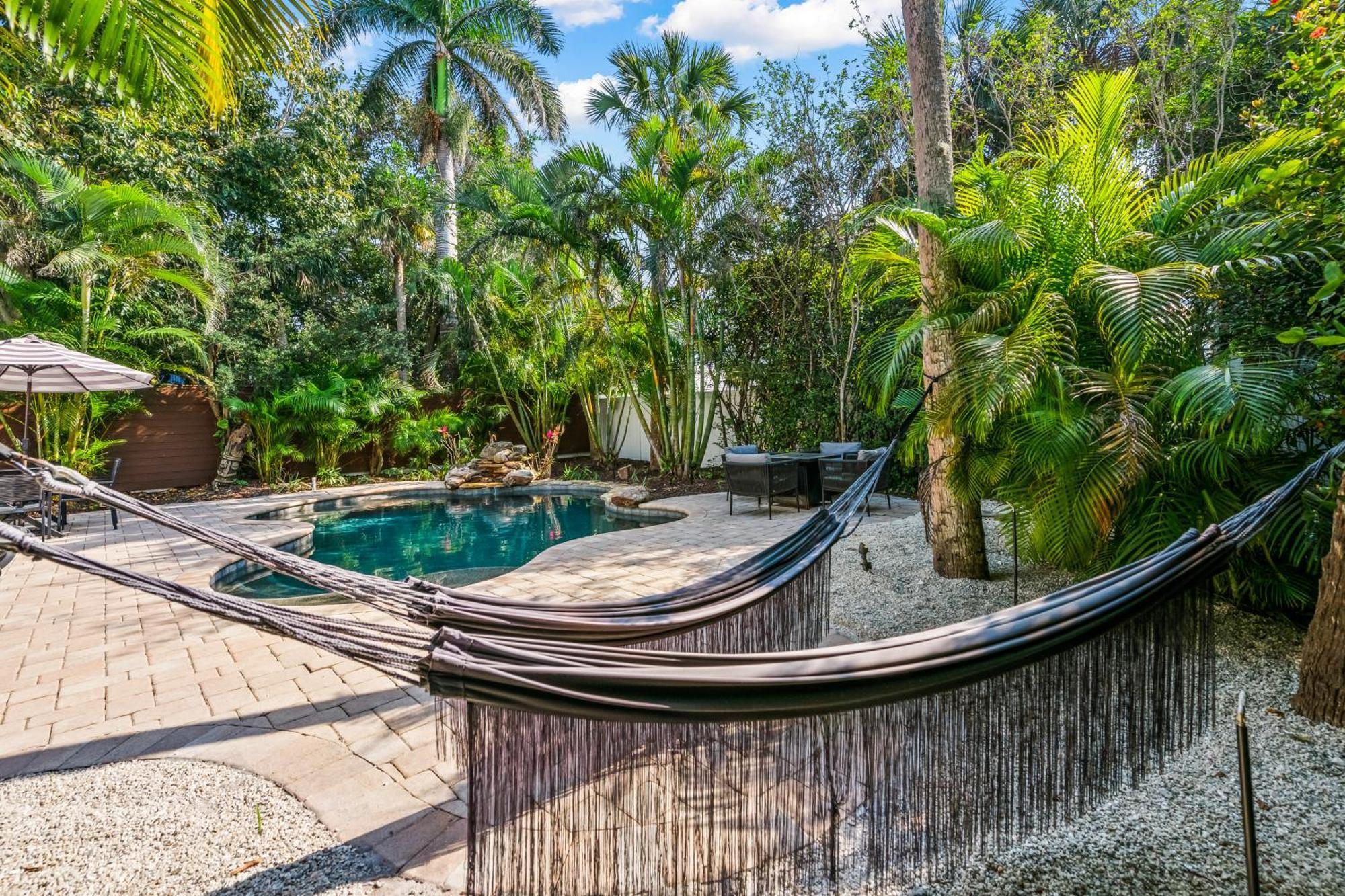Sandy Pants - Designer Beach Chic Home Steps To Beach Backyard Oasis W Heated Pool Anna Maria Extérieur photo