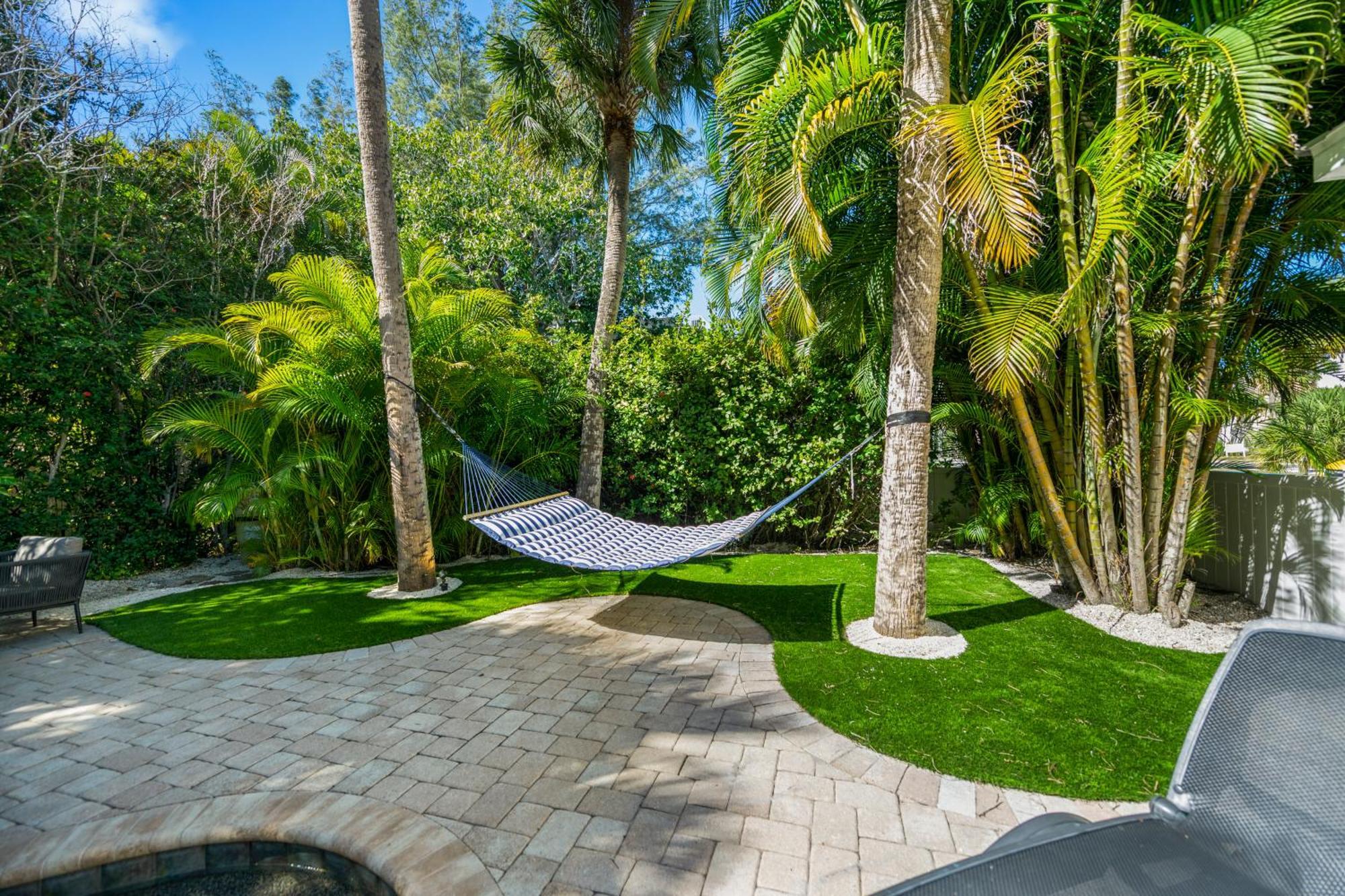Sandy Pants - Designer Beach Chic Home Steps To Beach Backyard Oasis W Heated Pool Anna Maria Extérieur photo