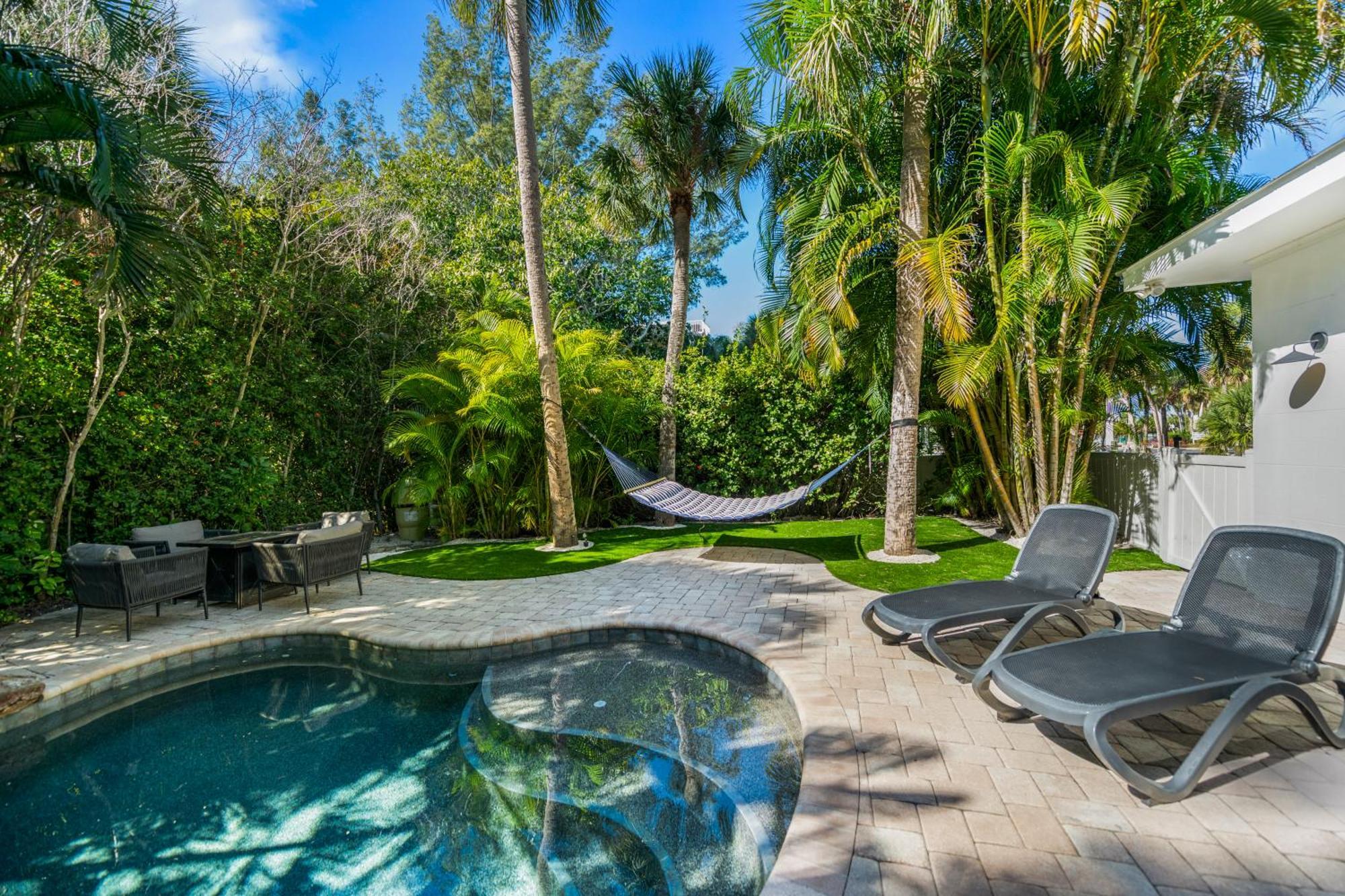 Sandy Pants - Designer Beach Chic Home Steps To Beach Backyard Oasis W Heated Pool Anna Maria Extérieur photo