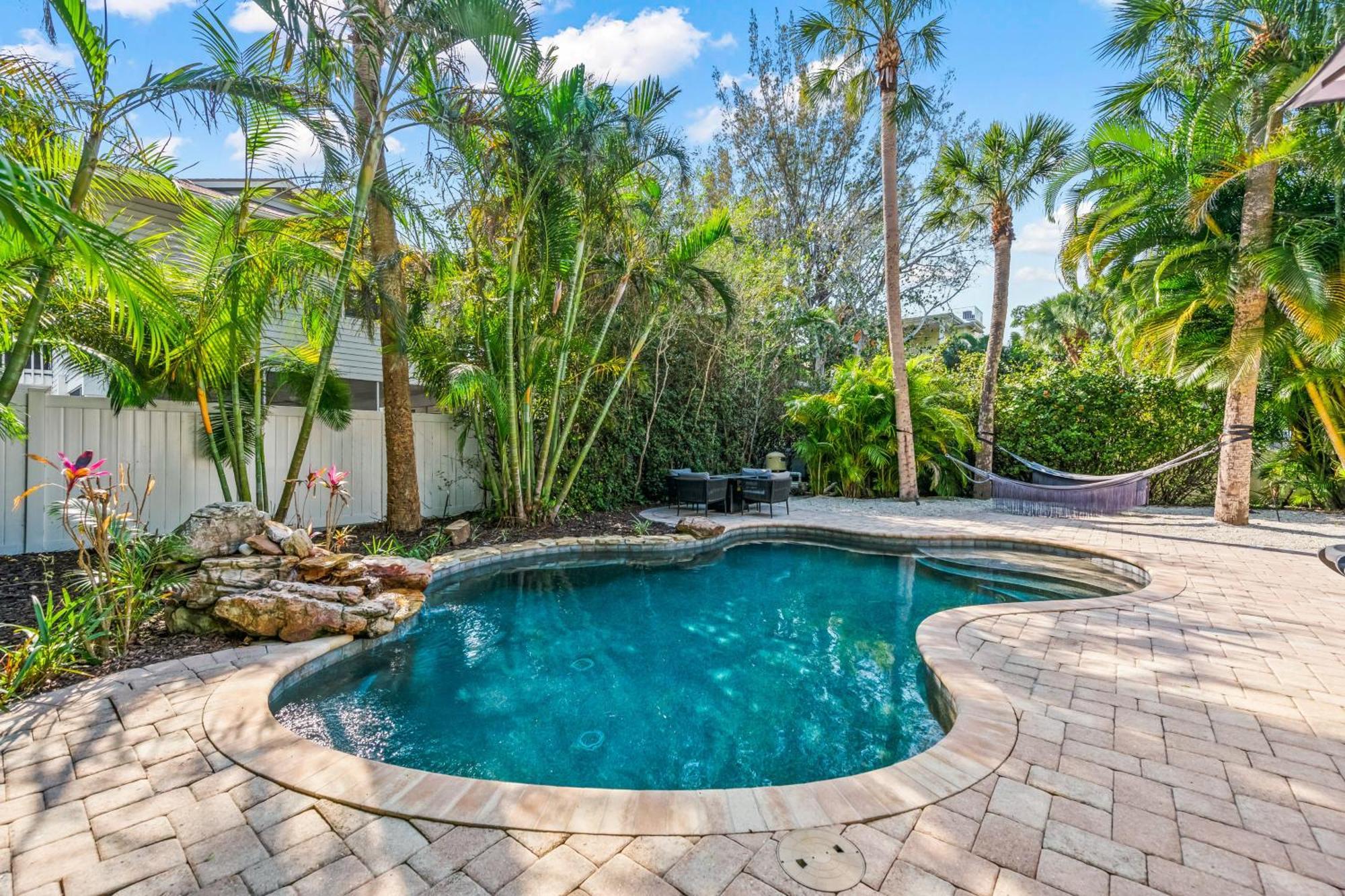 Sandy Pants - Designer Beach Chic Home Steps To Beach Backyard Oasis W Heated Pool Anna Maria Extérieur photo